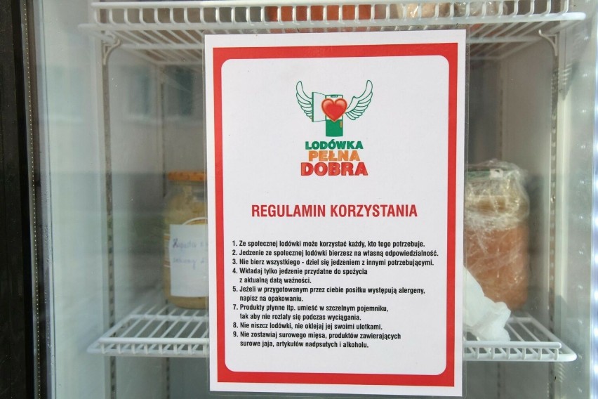 Świąteczne jedzenie w lodówkach pełnych dobra w Kielcach. Mieszkańcy pomagają potrzebującym. Zobacz film i zdjęcia