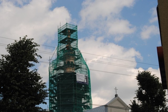 Trwa odnowa wieży kościoła Wniebowzięcia Najświętszej Maryi Panny we Włoszczowie.