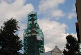Włoszczowa. Odnawiana wieża kościoła Wniebowzięcia Najświętszej Maryi Panny odzyskuje dawny blask i już lśni (ZDJĘCIA)