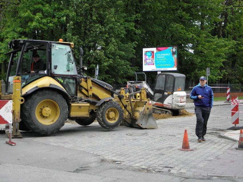 Budowa ronda w Żorach: Spore korki i sygnalizacja świetlna wahadłowa [ZDJĘCIA]