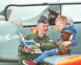 Kampania "Czytanie - męska rzecz!" z udziałem pilotów z 42 Bazy Lotnictwa Szkolnego w Radomiu