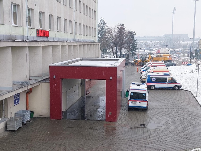 Nowy Sącz. Czwarta fala pandemii daje się we znaki. Wszystkie  łóżka "covidowe" zajęte, a karetki czekają po kilka godzin