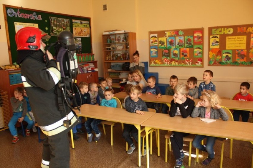 Strażacy odwiedzili dzieci w Białobłotach w ramach akcji "Kręci mnie bezpieczeństwo"