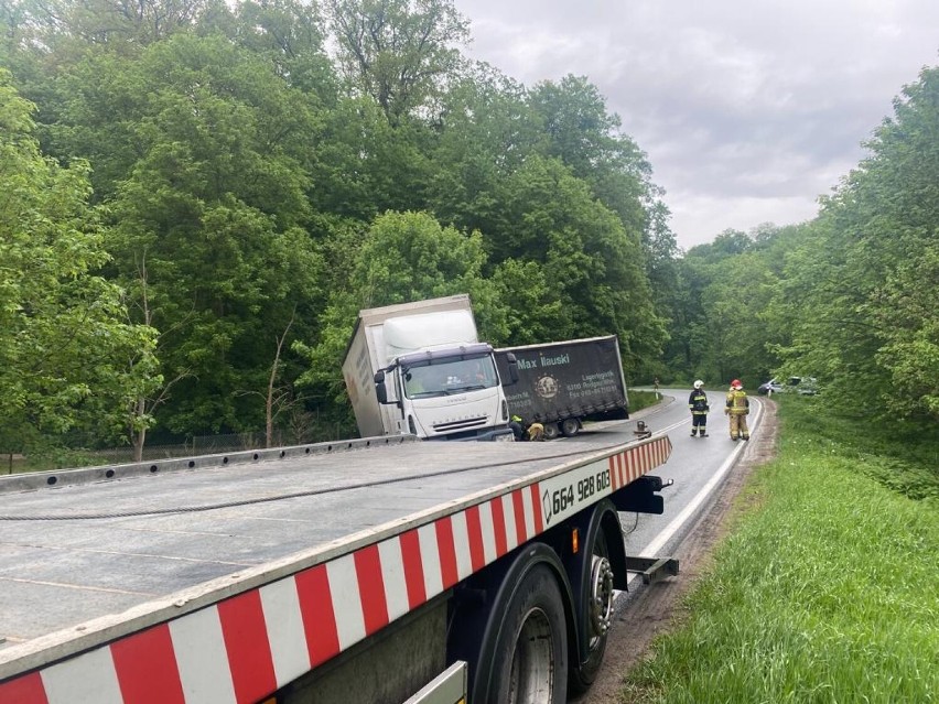 Ciężarówka wpadła do rowu na DK 16 w Rogóźnie-Zamku w...