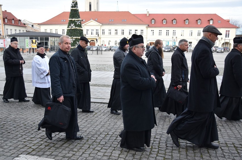 Wierni i duchowni pożegnali salezjanina, ks. Bolesława Rozmusa. Spoczął na cmentarzu parafialnym [ZDJĘCIA]