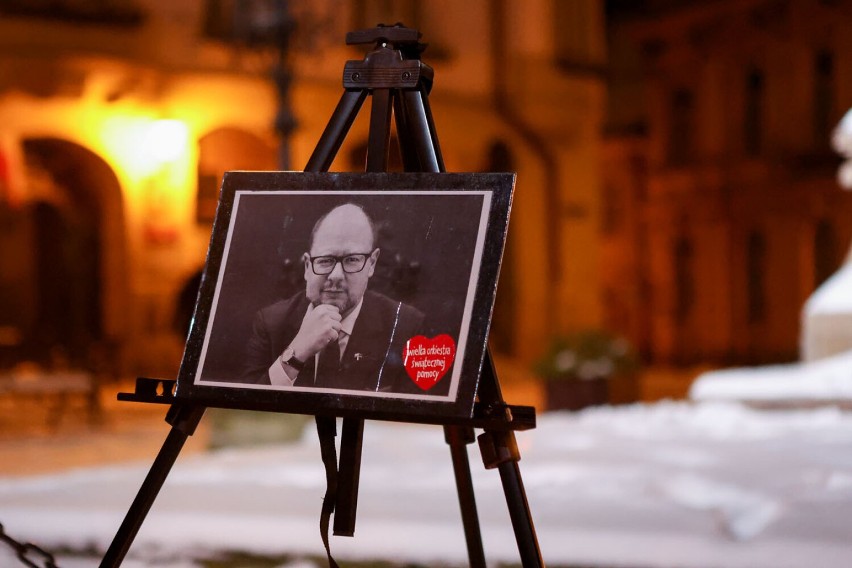 Serce Świateł dla Pawła Adamowicza w Tarnowie. Na Placu Kazimierza uczczono pamięć zamordowanego samorządowca. Mamy zdjęcia