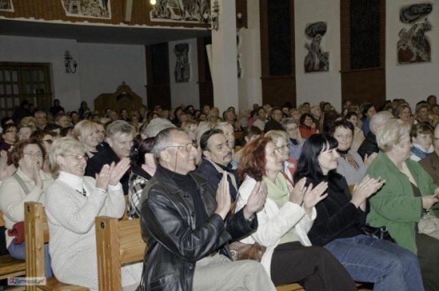 Kościół pełen publiczności. Fot. Wojtek Hintzke.