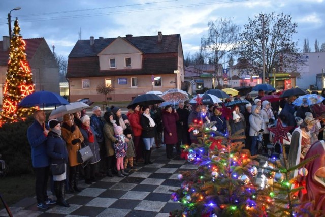 Kolędowanie ze Stowarzyszeniem Skarpa w Krośnie Odrzańskim. Tak wyglądało spotkanie na "szachownicy" w zeszłym roku. Mieszkańców nie odstraszył deszcz.
