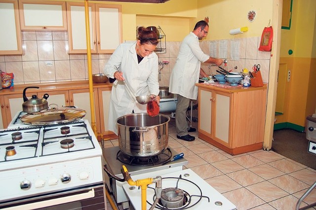 W przedszkolu nr 89 przy ul. Ciołkowskiego na Górnej posiłki przygotowywali nauczyciele. Na zdjęciu Paulina Nowakowska i Łukasz Matysik.