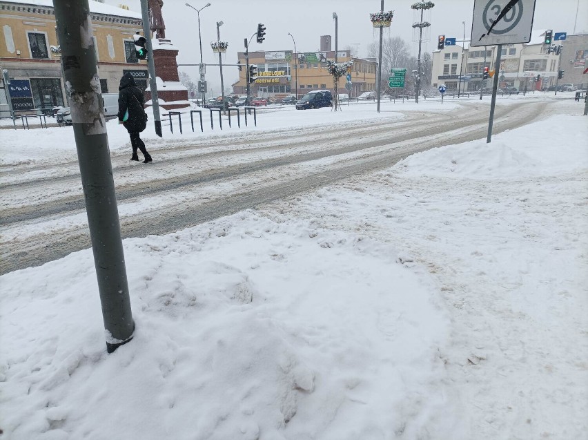 Zima w Tomaszowie. Miasto zasypane śniegiem. Na drogach biało i ślisko ZDJĘCIA