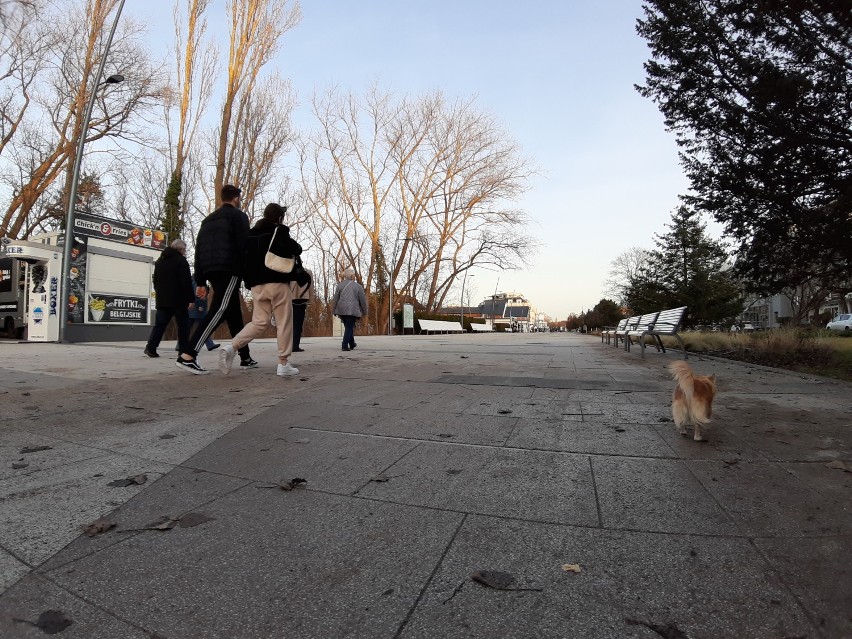 Wiosennie w Świnoujściu. Na promenadzie prawie, jak latem -...