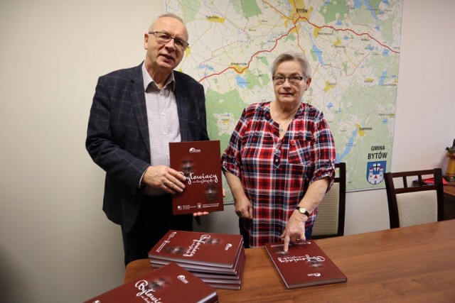 Burmistrz Ryszard Sylka i współautorka książki Jolanta Turzyńska