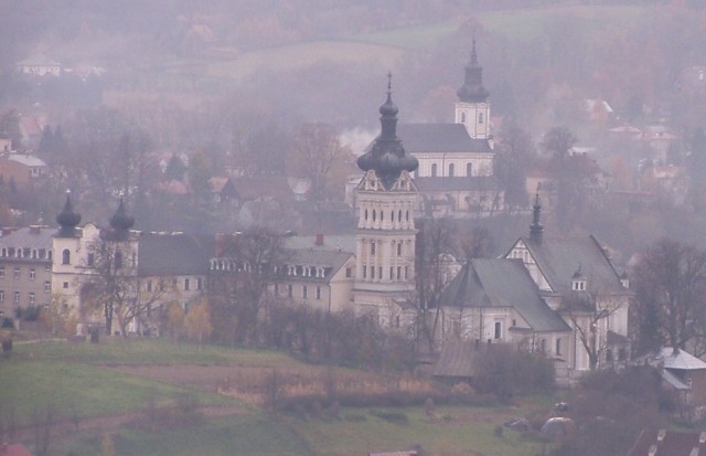 Tuchów przymierza się do uchwalenia własnego 5-letniego programu wymiany pieców węglowych na ekologiczne. Co roku w budżecie miasta zapisane ma zostać na ten cel 200 tysięcy złotych plus środki, które gmina pozyska z zewnątrz