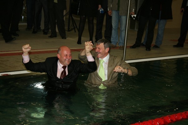 Starosta Jan Puchała wraz z byłym burmistrzem Markiem Czeczóką podczas odbioru technicznego krytej pływalni w Limanowej