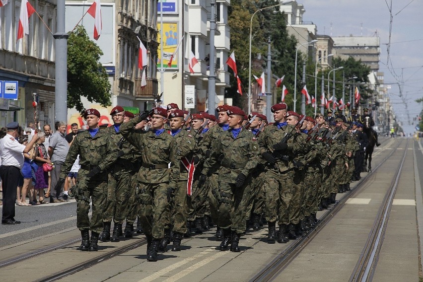 Święto Wojska Polskiego w Łodzi. Parada wojskowa na Piotrkowskiej ZDJĘCIA