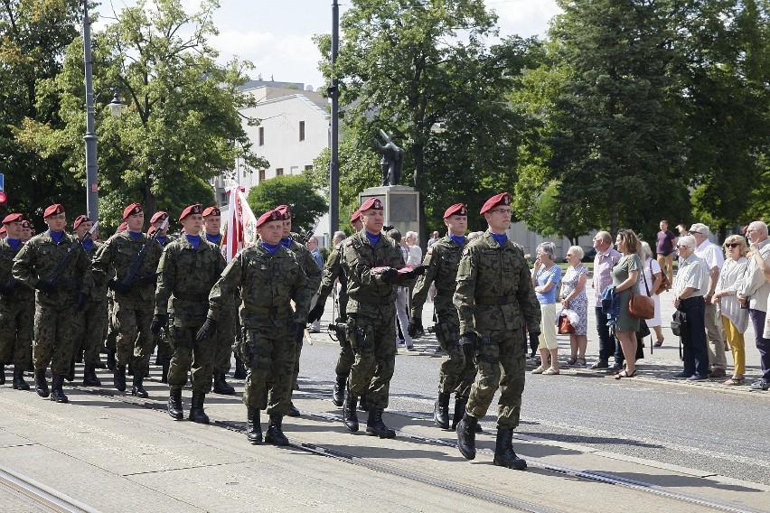 Święto Wojska Polskiego w Łodzi. Parada wojskowa na Piotrkowskiej ZDJĘCIA