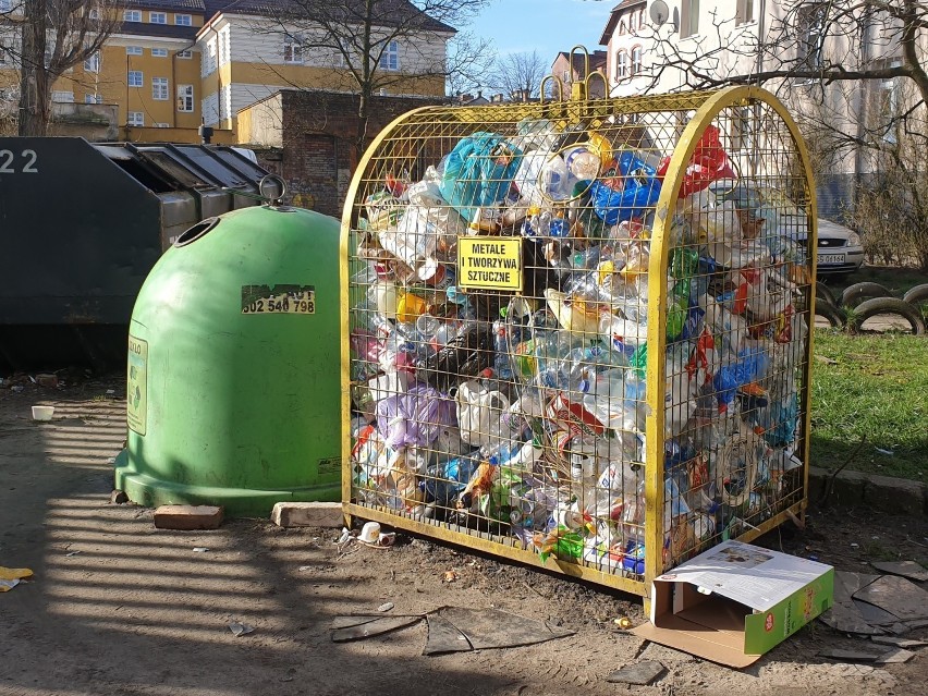 Ludzi na ulicach coraz mniej, ale śmieci nie ubywa - miasto znów tonie w odpadach (zdjęcia)