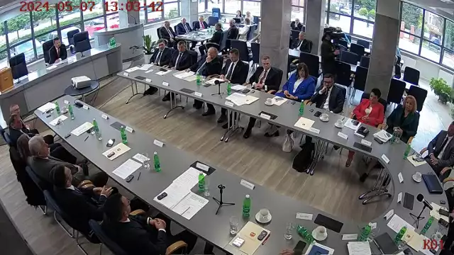 Podczas pierwszej sesji Rady Powiatu Tarnowskiego nie wybrano nowego starosty. Opozycyjni radni nie kryli z tego powodu oburzenia.