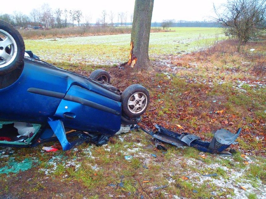 Wypadek w Studźcach. 82-letni kierowca trafił do szpitala, jego stan jest poważny 