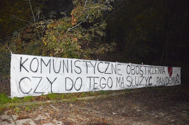 Baner o treści „Komunistyczne obostrzenia czy do tego ma służyć „pandemia?” okraszony barwami klubu piłkarskiego Widzew Łódź w sobotę (31 października) pojawił się przy ul. Mostowej w Łowiczu. W ciągu minionej doby w powiecie łowickim wykryto 21 nowych przypadków zakażenia COVID-19.

CZYTAJ DALEJ NA NASTĘPNYM SLAJDZIE