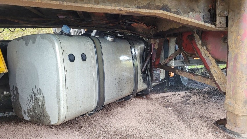Wypadek w Rybakach na "krajówce" - samochód ciężarowy zjechał do rowu