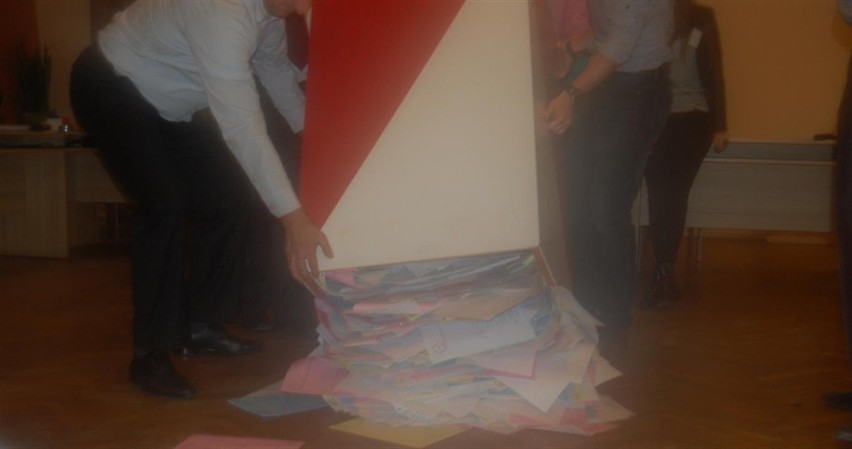 Otwarcie urny wyborczej w siedzibie Obwodowej Komisji nr 3 w Kartuzach - w Urzędzie Miejskim