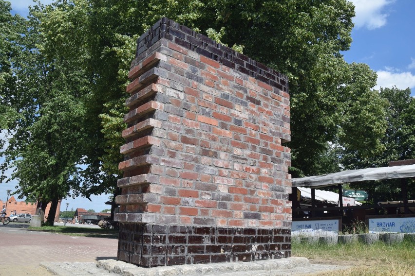 Pomnik, który powstał przy ul. Piastowskiej w Malborku....