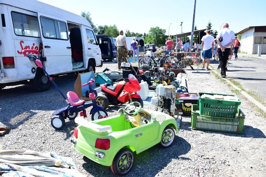 Pchli Targ z Remonciakiem na miejskim targowisku w Tarnobrzegu w niedzielę 31 lipca. Zalegają ci resztki z remontów? Oddaj innym 