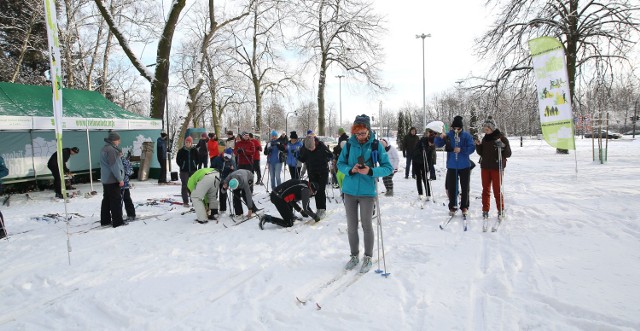 Zajęcia narciarstwa biegowego w parku na Zdrowiu