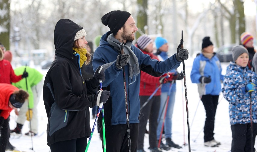 Zajęcia narciarstwa biegowego w parku na Zdrowiu