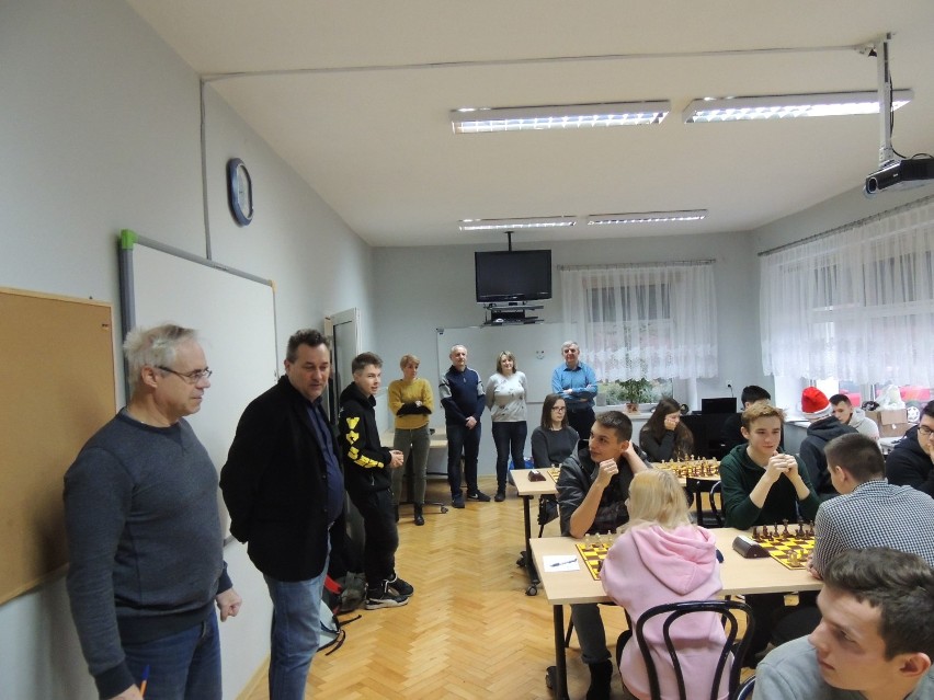 II LO w Wieluniu najlepsze w mistrzostwach powiatu wieluńskiego w szachach[FOTO, WYNIKI]
