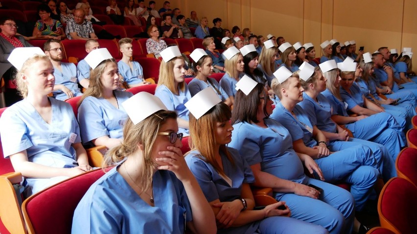 Czepkowanie studentów pielęgniarstwa PWSZ w Nysie. Dostali symbol swojego zawodu