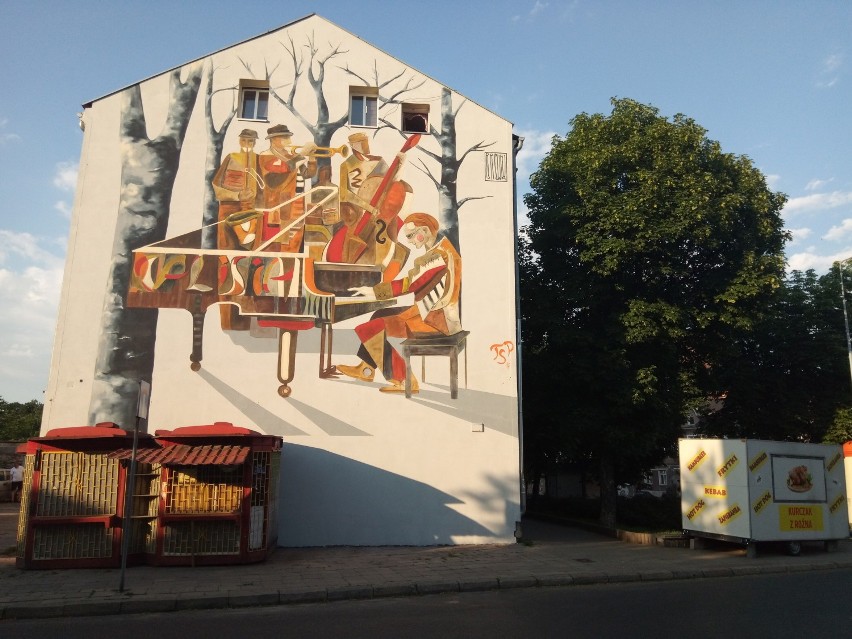 Mural na kamienicy przy ulicy Górnośląskiej w Kaliszu można...