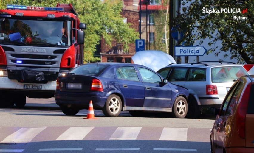 Bytom. Zderzenie osobówek tuż przed komendą [ZDJĘCIA]