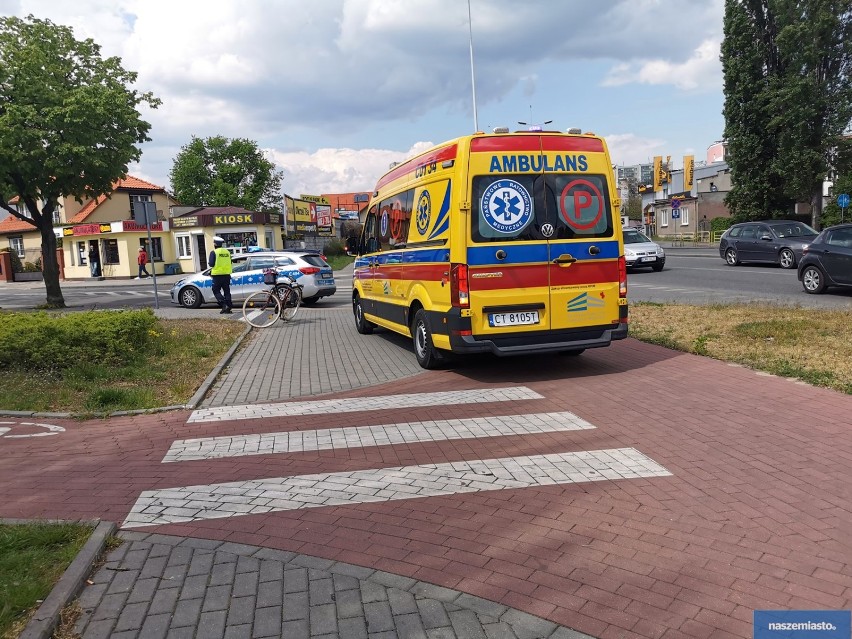 Wypadek na ulicy Nowomiejskiej we Włocławku. Potrącenie rowerzystki [zdjęcia]
