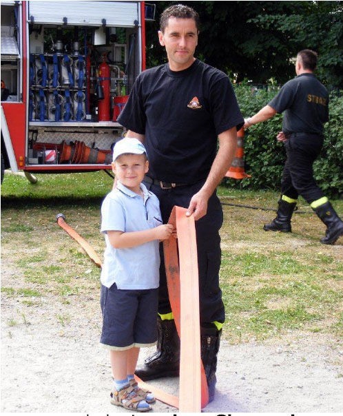 32 letni strażak Sławomir Wilczyński wraz z synem