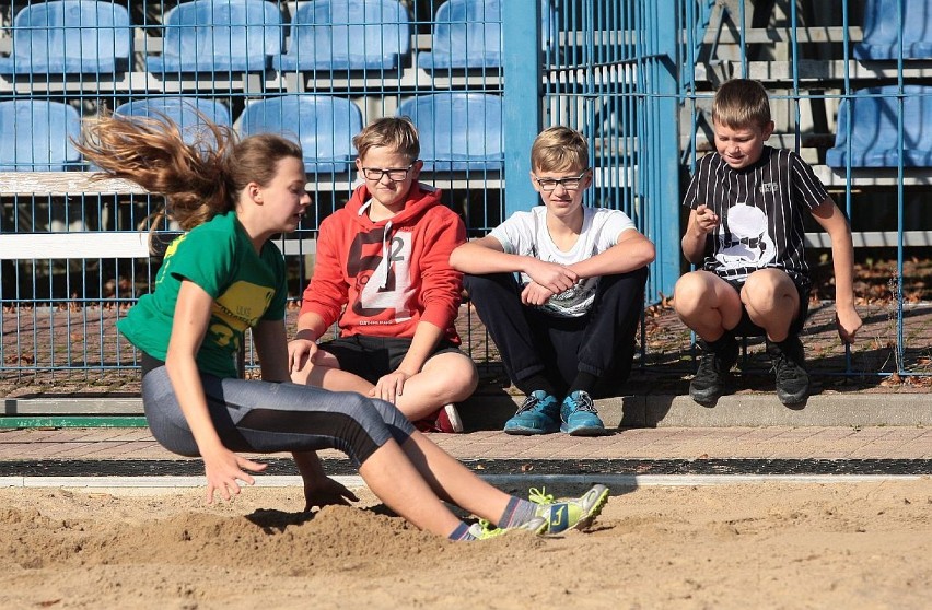 Jesienna liga lekkoatletyczna (2019) szkół podstawowych. Na stadionie w Pucku świetna pogoda i wielkie emocje