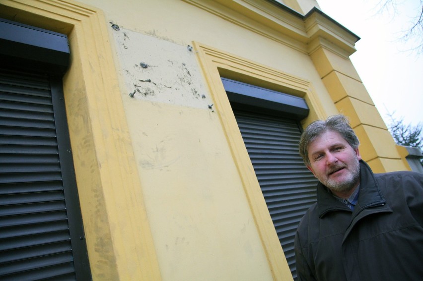 Piotr Gajda jest zbulwersowany kradzieżą tablicy pamiątkowej
