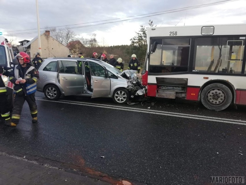 Wypadek na Oświęcimskiej w Opolu. Zderzyły się trzy pojazdy.