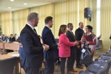 Zaprzysiężenie nowe radnej i wręczenie nagród w wielkanocnym konkursie na powiatowej sesji w Łasku ZDJĘCIA