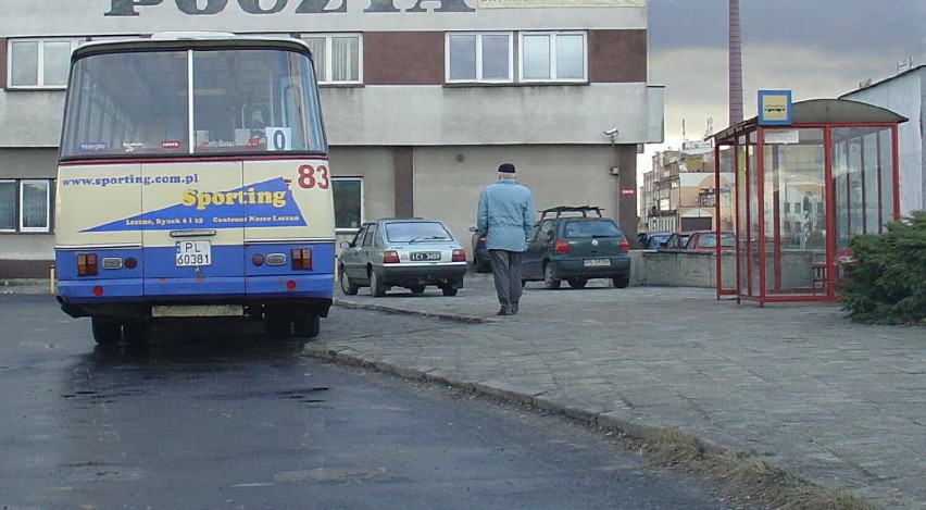 Stare autosany MZK w Lesznie. Na zdjęciu przystanek przy...