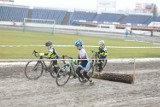 Ścigają się w deszczu i błocie rowerami na stadionie w Lesznie. Przełajowe wyścigi trwają kilka godzin [ZDJĘCIA]
