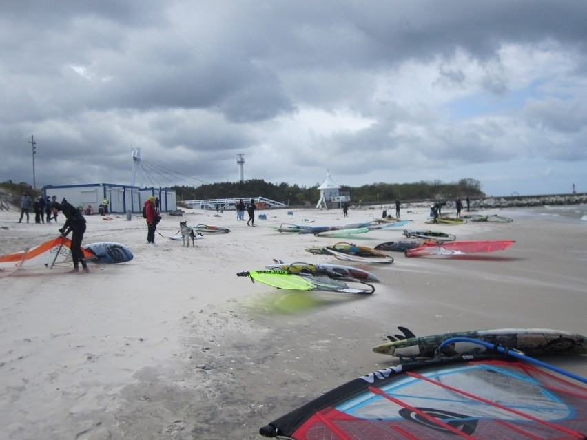 Akcja ratownicza na plaży w Ustce. Surfer stracił deskę i zniknął pod falami