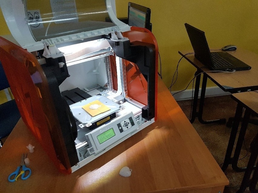 Jak drukować w 3D? Uczniowie Szkoły Podstawowej w Zbąszyniu już wiedzą