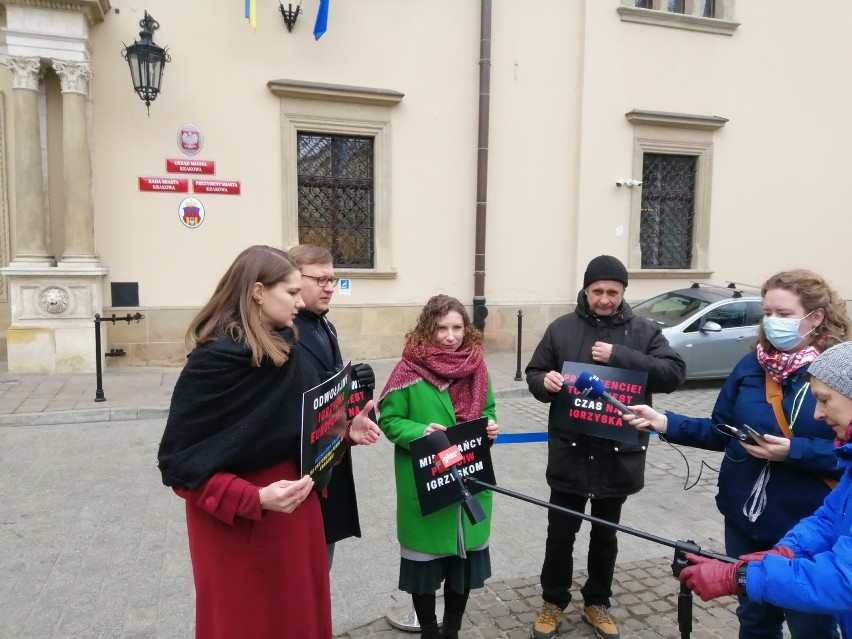 Kraków. Protestują przeciw igrzyskom europejskim. Apelują o przeznaczenie pieniędzy na pomoc dla uchodźców