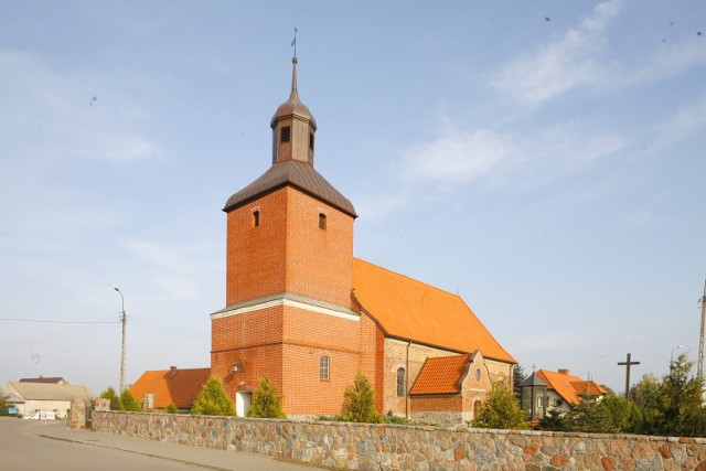 W zabytkowym kościele w Stężycy wykonano czyszczenie elewacji zewnętrznej.