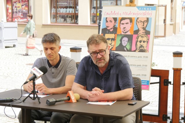 Jacek Głomb oraz Robert Urbański podczas konferencji dotyczącej finału Czytelni Modrzejewskiej