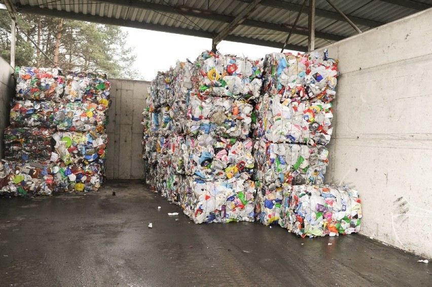 Od dziś - 1 marca 2022 - drożeją śmieci w Lesznie i okolicach. Zapłacimy sześć złotych więcej za osobę