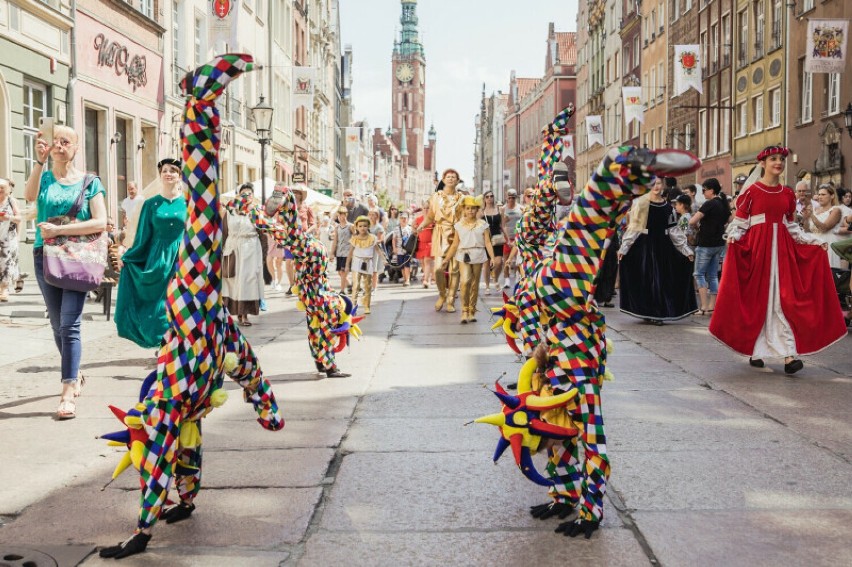 Malbork. Bursztynki uczestniczyły w paradzie na otwarciu Jarmarku św. Dominika. To już taka tradycja zespołu z MCKiE