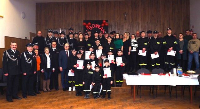 Uroczyste ślubowanie nowych członków Młodzieżowej Drużyny Pożarniczej OSP odbyło się w Domu Ludowym w Chrząstówce